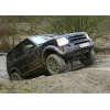 Land Rover Discovery bei Steilauffahrt aus dem Wassergraben