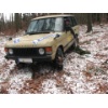 Ein MARKOM Range Rover Classic beim Umfahren eines Hindernisses in einer Rückegasse...