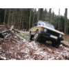 Der MARKOM Range Rover Classic verschränkt gut im Gelände bei der Überfahrt über einen Baumstumpf.