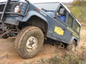 Land Rover Defender beim Anfahren einer Kuppe...